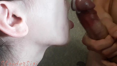 Игривая молодая студентка активно сосёт пацану член и получает сперму в свой ротик