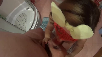 Квартирантка пробирается в душевую к хозяину, чтобы отсосать хуй в день выплаты аренды за комнату