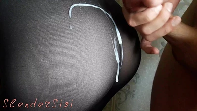 Красивая попка худышки в колготках вся обкончана после ласк - жарких и необычных...