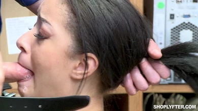 Молоденькая красотка-мулатка за кражи наказана хуем охранника. Будет девке наука