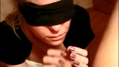 Жена пытается играть в шлюху, возбуждая мужа повязкой на глазах, минетом и лизанием задницы