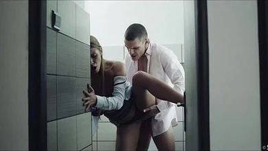 Худенькая сучка тайно трахается с фотографом в туалете, пока остальные ждут их на фотосессии