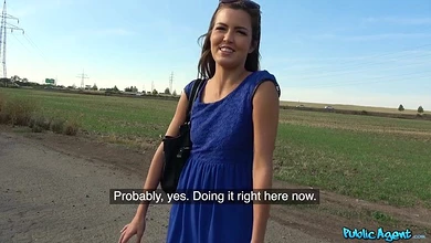 Студентка повелась на пикапера и отдалась в рот и в пизду посреди поля за деньги