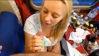 Чувак развёл на отсос аппетитную и замужнюю блондиночку-проводницу, круто накормив её спермой