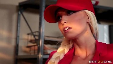 Босс бургерной так перевозбудился на сиськи, что круто нализал и отжарил свою продавщицу в пиздень