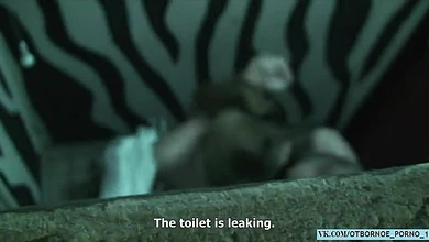 Секс в сортире. Парень снял в клубе шлюшку и отымел на унитазе. А стук в дверь сильно заводил сношающуюся парочку.