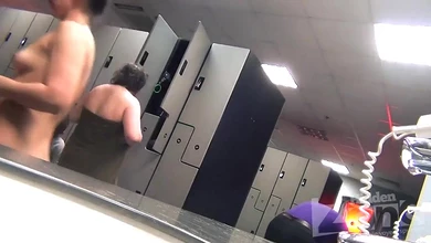 Огромная женская раздевалка. Море голых баб всех возрастов и размеров! Скрытая камера