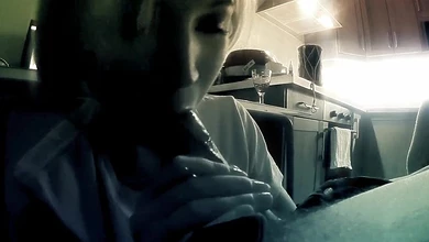 Чувак снимает, как его подружка старательно насасывает его большой член, получая в рот порцию спермы