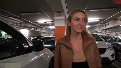 Девка расплатилась за поездку перед таксистом еблей на парковке. Прием: Наличные, карта, пизда.