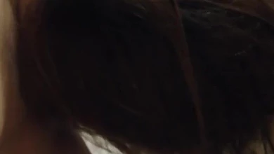 Симпатичная русская молодуха активно сосет член паренька прямо перед камерой