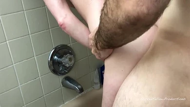 В ванной всё началось с нежности, а закончилось шлёпанной попой и трахом в анал