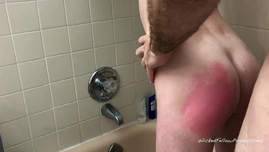 В ванной всё началось с нежности, а закончилось шлёпанной попой и трахом в анал