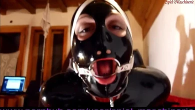 Идеально обездвиженная телка в латексе не может закрыть рот, чем пользуется мужик трахая ее в горло