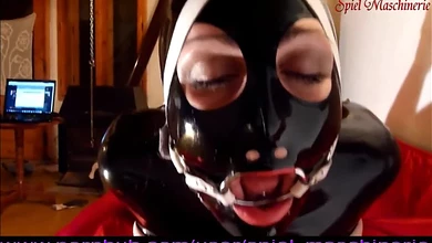 Идеально обездвиженная телка в латексе не может закрыть рот, чем пользуется мужик трахая ее в горло