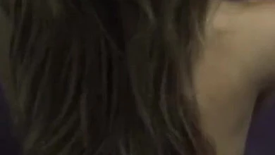 Мужик поставил жопастую украинку раком и трахая ее сзади, снимает все на камеру