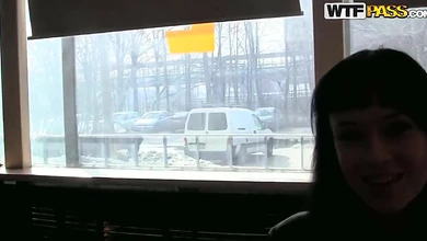 Два парня сделали из порядочной девушки шлюху, предложив ей 100$ и отпоров в раздевалке