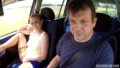 Шлюха с дороги сосет и долбится в жопу с пузатым водителем не зная про скрытые камеры в машине