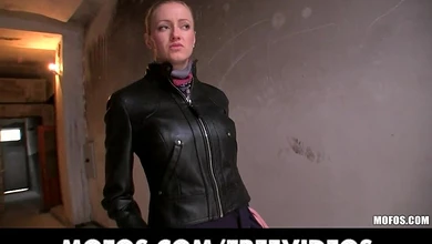 Пикапер за деньги развёл молодую девку на еблю во все дыры в дешёвой гостинке на скрипучей койке