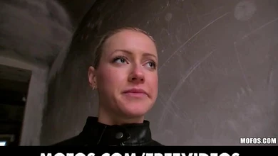 Пикапер за деньги развёл молодую девку на еблю во все дыры в дешёвой гостинке на скрипучей койке