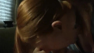 Рыженькая одногруппница зашла быстренько отсосать член в вечер перед экзаменом за помощь