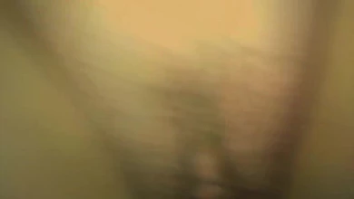 Секс в пизду без презерватива в близком ракурсе. Чувак позволил себе накончать спермой полную дырку.