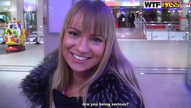 Два русских пикапера разводят тёлок на показать сиськи и потрахаться прямо в подъезде