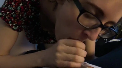 Первый в жизни минет заучки в очках приятелю. Пришлось дать ей пососать, за помощь по учебе.