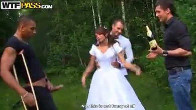 Невеста последний раз позволяет себе групповуху перед свадебной церемонией. Жених и друзья просто рвут сучку