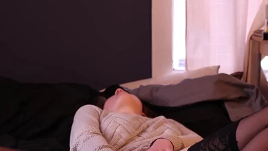 Сучка заводит парня мастурбацией пизды игрушками, а потом сосет уже возбужденный хуй на камеру