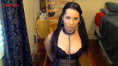 Брюнетка в чулках снимает мастурбацию сразу двух дырочек большими самотыками, а потом фистингом