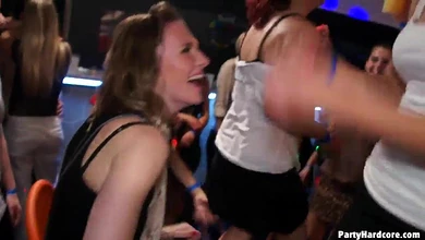 Порно вечеринка предоставляет танцоров с большими членами для всех желающих потрахаться