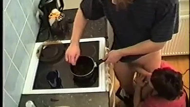 Зрелая мачеха возбуждает пасынка минетом, чтобы тот порадовал кунилингусом и еблей