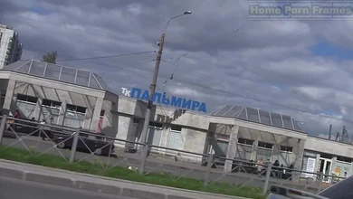 Девка с бритой киской демонстрирует дырочки во время поездки в машине в разных позах