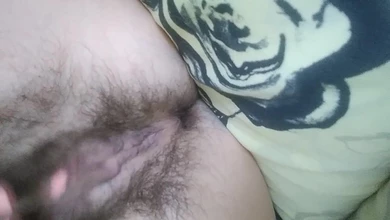 Милфа с волосатой пиздой доводит себя мастурбацией до струйного сквирта