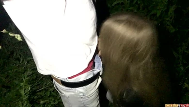 Сказал другу, что проведу его девку домой, а сам трахнул в рот выпившую сучку в кустах