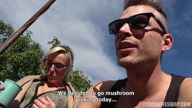 Молодая и зрелая пары обменялись партнёрами. Одну из жён выебли в ужасной хибаре, а вторую - поимели в лесу