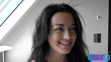 Мужики разбудили Софи Блум и насовали ей хуев в панамку (ну, и в письку тоже!)