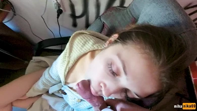 Чувак развратил очень милую тёлочку и кормит в рот и в пизду хуем со съёмкой на камеру