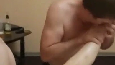 Леша пиздолиз лижет мои ножки и киску