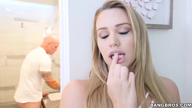 Красотка-сестра сразу же забыла про йогу, как только увидела хуй своего сводного брата