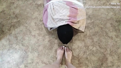 Суровая девка обучает парнишку английскому, заставляя подчиняться и нюхать свои голые ножки