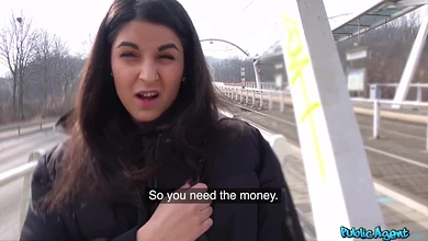 Пикапер cоблазнил девушку голым хуем и денежкой