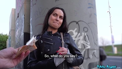 Русская брюнетка поебалась с чешским пикапером за баблишко посреди улицы