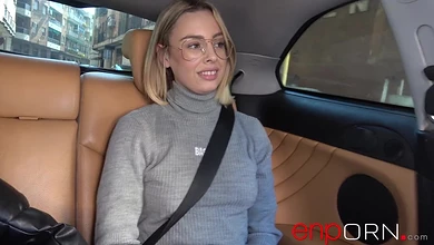 Блондинка приехала на секс-кастинг, чтобы вдоволь соснуть и потрахаться, как настоящая шлюха