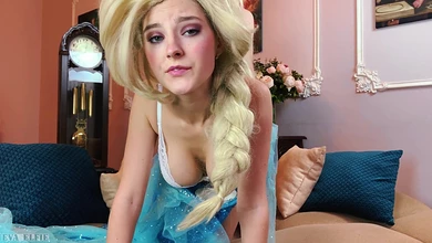 Косплей тёлочки на героиню мультика Холодное Сердце, от чего парень аж обкончался