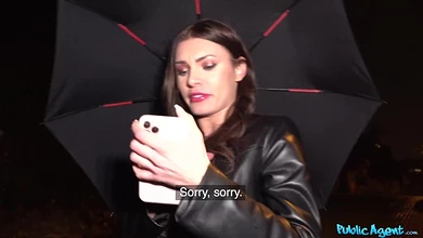 Мужик не бросил в беде замерзшую девушку: приютил и оттрахал за деньги