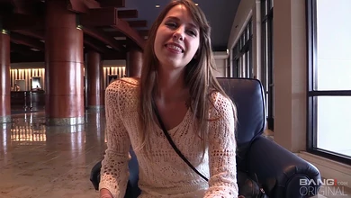 Улыбчивая деваха спокойно дрочит пизду и не боится хуя на кастинге