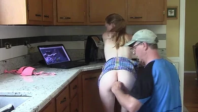 Молоденькая девчоночка дала старому дяде в очко и оказалась с наглухо раздолбанной жопкой