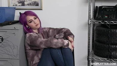 Воровке с фиолетовыми волосами пришлось сосать хуй и ебаться с противным охранником