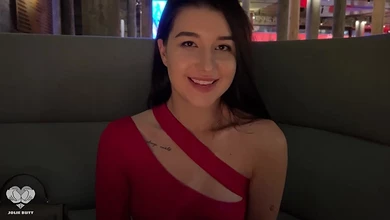 Угостил девушку в ресторане, а она его там пиздой угостила